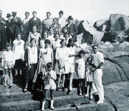 Fotografía en Rianxo, en 1930, en la que aparecen Nóvoa (tercero en la fila superior) y las hermanas Elisa (detrás del niño en primer plano) y Jimena Fernández de la Vega (en la segunda fila superior, con un vestido estampado).