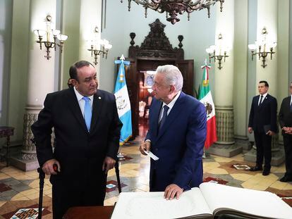 El presidente de México, Andrés Manuel López Obrador, junto a su homólogo guatemalteco, Alejandro Giammattei, en Ciudad de Guatemala, el 5 de mayo de 2022.