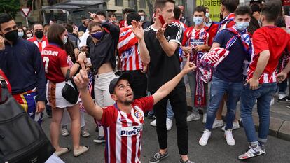 Un aficionado del Atlético de Madrid celebra la victoria de su equipo, este sábado en Neptuno.