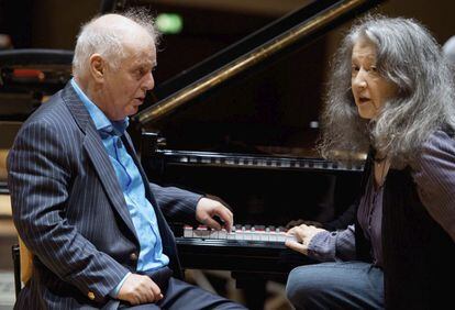 El pianista y director de orquesta argentino Daniel Barenboim conversa con la pianista Martha Argerich tras un ensayo general en el Philharmonic Hall de Berlín, donde ofrecieron un recital dentro del festival Musikfest en 2013.