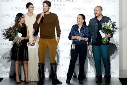 Los modelos Laura Sánchez y Antonio Navas y el diseñador Juan Duyos acompañan a Cuca Solana en esta imagen de 2013.