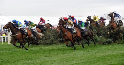 Los caballos y sus jinetes saltan durante la carrera Grand National de caballos en el hipódromo de Aintree en Liverpool, noroeste de Inglaterra. La reunión anual de tres días culmina en el Grand National que se ejecuta a través de una distancia de cuatro millas y cuatro furlongs (7242 metros), y es la mayor carrera de apuestas en el Reino Unido.