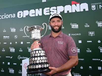 Jon Rahm, con el trofeo de campeón del Open de España, este domingo.