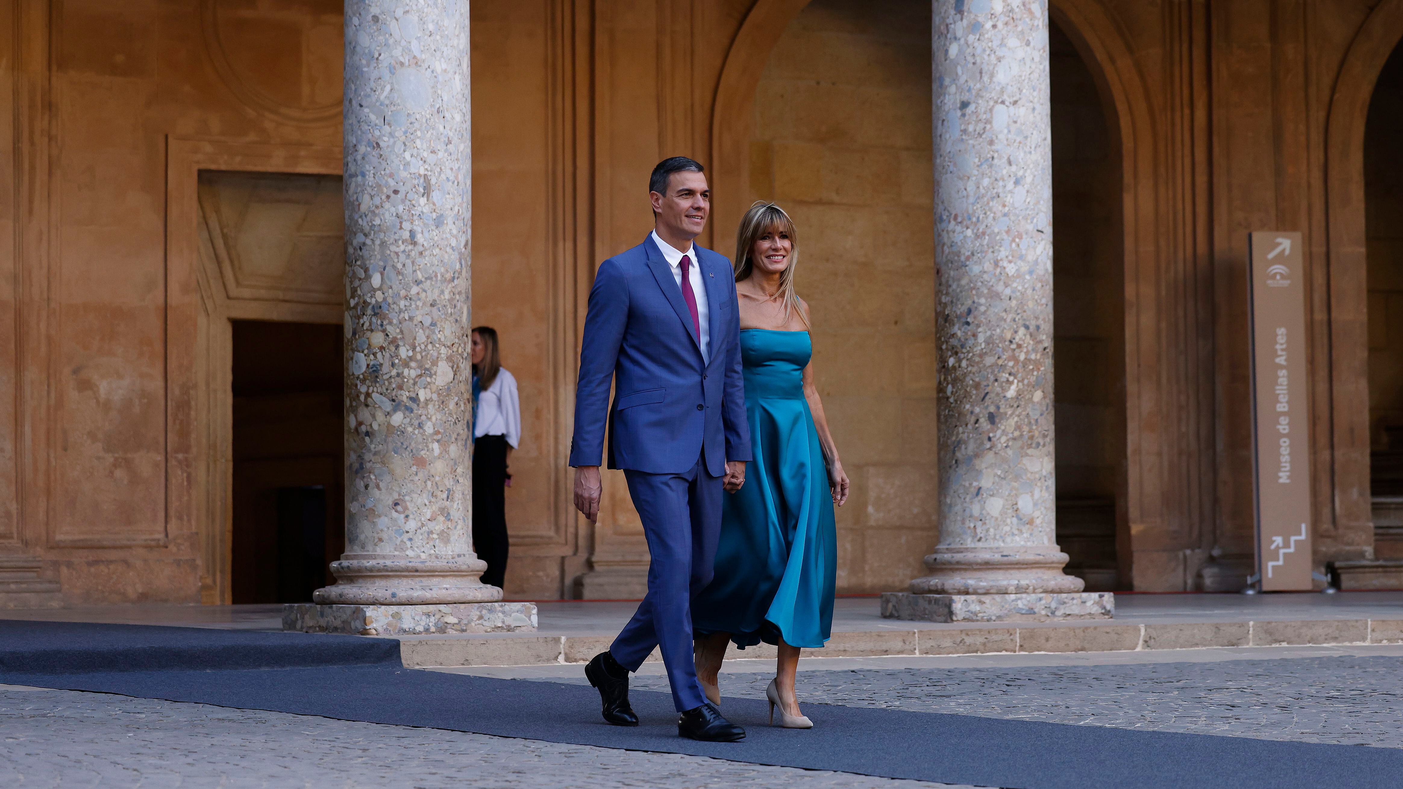 El presidente del Gobierno en funciones, Pedro Sánchez, y su esposa, Begoña Gómez, entran en el Palacio de Carlos V de la Alhambra.