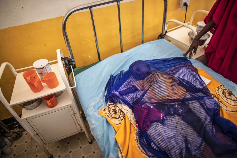 Un niño cubierto por una tela en el hospital de Trocaire, en Dolow.