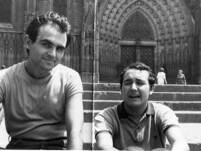 Ramón (Terenci Moix) y Vicente (Molina Foix) ante la catedral de Barcelona, en 1965.