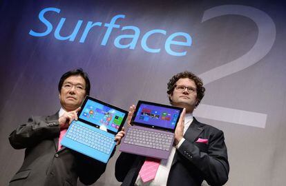 Yasuyuki Higuchi y Brian Hall, en la presentación de Surface.