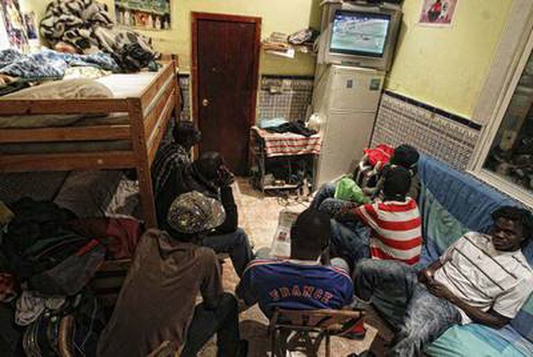 Sala en la que duermen seis de los once residentes en un piso patera del barrio de Lavapiés.