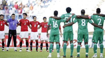 Los equipos de Nigeria y Egipto mantienen un minuto de silencio por el ataque a Togo.