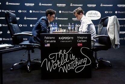 Fabiano Caruana (izquierda) se enfrenta a Magnus Carlsen durante el Mundial de ajedrez celebrado el mes pasado en Londres.