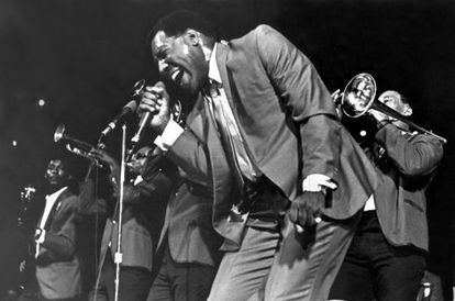 Otis Redding canta con su sección de vientos detrás en 1967.