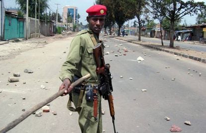 Un soldado et&iacute;ope en junio de 2005 durante la protesta en la universidad de Addis Ababa.