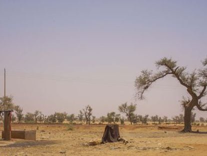 una mujer recoge agua de un pozo en Liboré, cerca de Niamey, una zona donde se registraron un gran número de retornados nigerinos de Libia.
