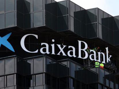 Fachada de la sede de CaixaBank en Barcelona