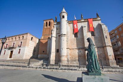 Estatua de Juana I de Castilla (Juana la Loca) frente a la iglesia-museo San Antolín.