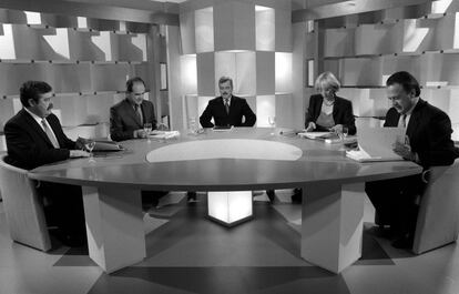 Debate en Canal Sur el 1 de marzo de 2000 con cuatro de los candidatos a la Junta de Andalucía en las elecciones del 12-M.  De izquierda a derecha, Antonio Romero (IU), Manuel Chaves (PSOE), el moderador, Antonio Martín Benítez, Teófila Martínez (PP) y Pedro Pacheco (PA). Chaves ganaría las elecciones con 52 escaños y el apoyo de los cinco diputados del Partido Andalucista, siendo investido presidente por cuarta vez consecutiva.