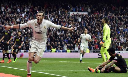 Bale celebra su primer gol y el segundo del equipo blanco.