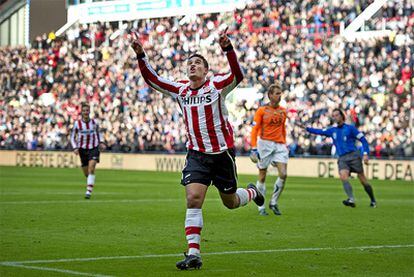 El futbolista d Jonathan Reijs celebra tras marcarle un gol al Feyenoord.