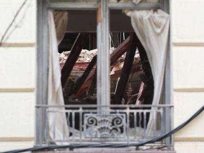 Interior del edificio derrumbado en la calle del General Martínez Campos.