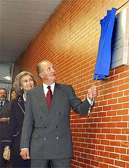 Don Juan Carlos y Doña Sofía descubren una placa en la estación de Atocha antes de tomar el tren.