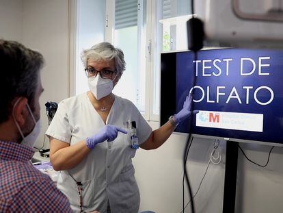 Una enfermera le realiza terapia de olfato a un paciente que ha perdido el gusto y el olfato.