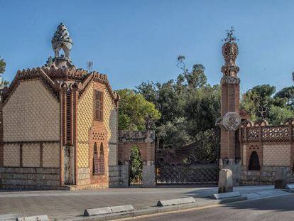 La monumental entrada que realizó Gaudí para la finca del conde Güell.