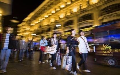 Turistas en la Calle Nanjing Este, en Shanghái.