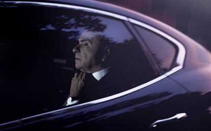 Carlos Ghosn entra en un coche tras intervenir en una reciente conferencia en la London School of Economics.