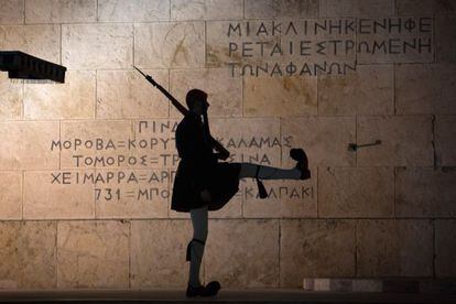 Un evzon o guardia presidencial, en la tumba del soldado desconocido, en Atenas junto al Parlamento.  
