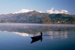 El macizo de los Annapurnas reflejado en el lago Phewa, en Pokhara (Nepal).