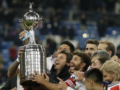 Marcelo Gallardo y el River Plate alzan la Copa Libertadores que ganaron en 2018.