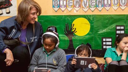 Magdalena Brier, directora general de ProFuturo, con alumnas de uno de los colegios beneficiarios de la fundación.