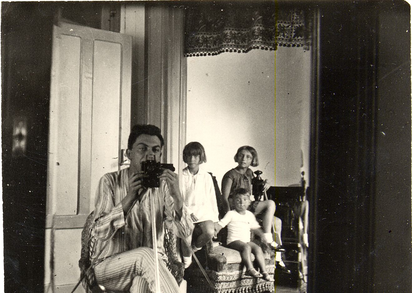 El escritor Manuel Chaves Nogales con sus hijos Pilar, Josefina y Pablo.