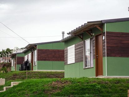Viviendas sociales de madera en Rivera, frontera norte de Uruguay con Brasil.
