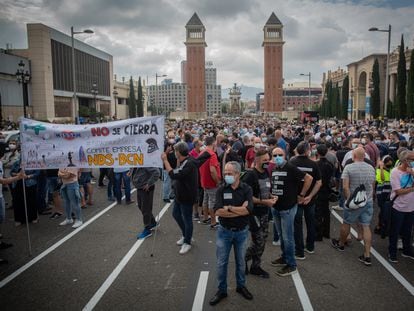 Protesta de trabajadores de Nissan en la avenida Maria Cristina de Barcelona.