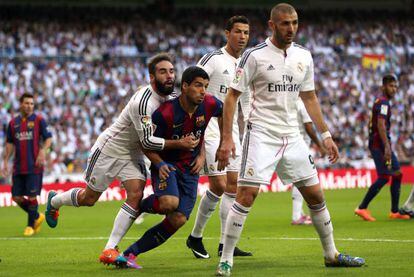 Luis Suárez, rodeado de jugadores del Real Madrid, en el Clásico de la temporada pasada en el Bernabéu.