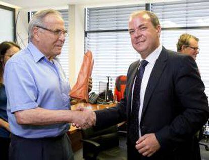 El presidente de Extremadura, José Antonio Monago (d), saluda al empresario Steff Wertheimer, uno de los emprendedores más conocidos del estado judío por sus cinco parques tecnológicos industriales en la región de la Galilea.