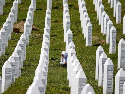 Una mujer llora cerca de la l&aacute;pida de un familiar en el cementerio de Potocari
 