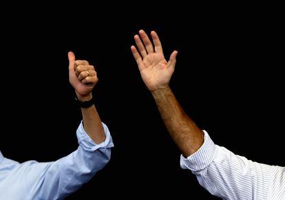 Las manos de Romney (derecha) y de Paul Rayn, el candidato republicano a la vicepresidencia, durante un mitín en Henderson, Nevada, el 23 de octubre.