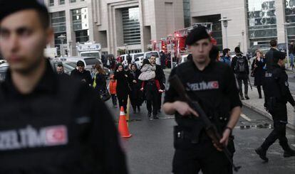 La policía turca evacúa una guardería frente al Palacio de Justicia Caglayan en Estambul, este martes.