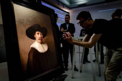 La obra 'El próximo Rembrandt' durante su presentación.