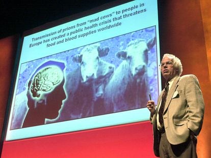 El premio Nobel de Medicina 1997, Stanley B. Prusiner, durante una conferencia en Barcelona, en 2002.
