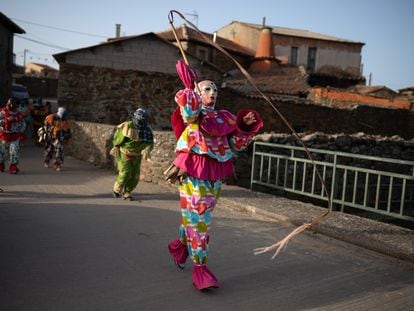 En el Carnaval de Villanueva de Valrojo, Zamora, uno de los personajes de la mascarada hace sonar la tralla.
