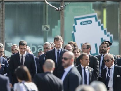 Pedro Sánchez i el Rei, durant l'homenatge.