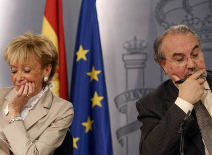 María Teresa Fernández de la Vega y Pedro Solbes, tras un reciente Consejo de Ministros.