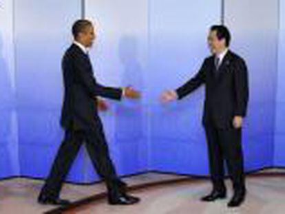 El primer ministro de Japón, Naoto Kan, da la bienvenida al presidente de EE UU, Barack Obama, a la cumbre de la APEC en Yokohama