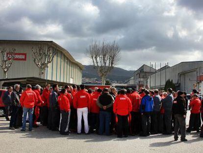 Los trabajadores de Derbi de Martorelles, durante la asamblea del mes de marzo para analizar la situación por la que atraviesa la empresa.