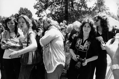 Elvis Presley-Fans versammeln sich zu seiner Beerdigung am 18. August 1977 in Memphis.