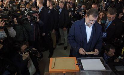 Mariano Rajoy vota en el colegio Santa Bernardette de Aravaca.