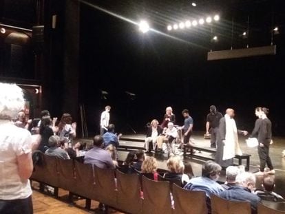 Peter Brook, en silla de ruedas, el viernes por la noche en el escenario del Lliure.